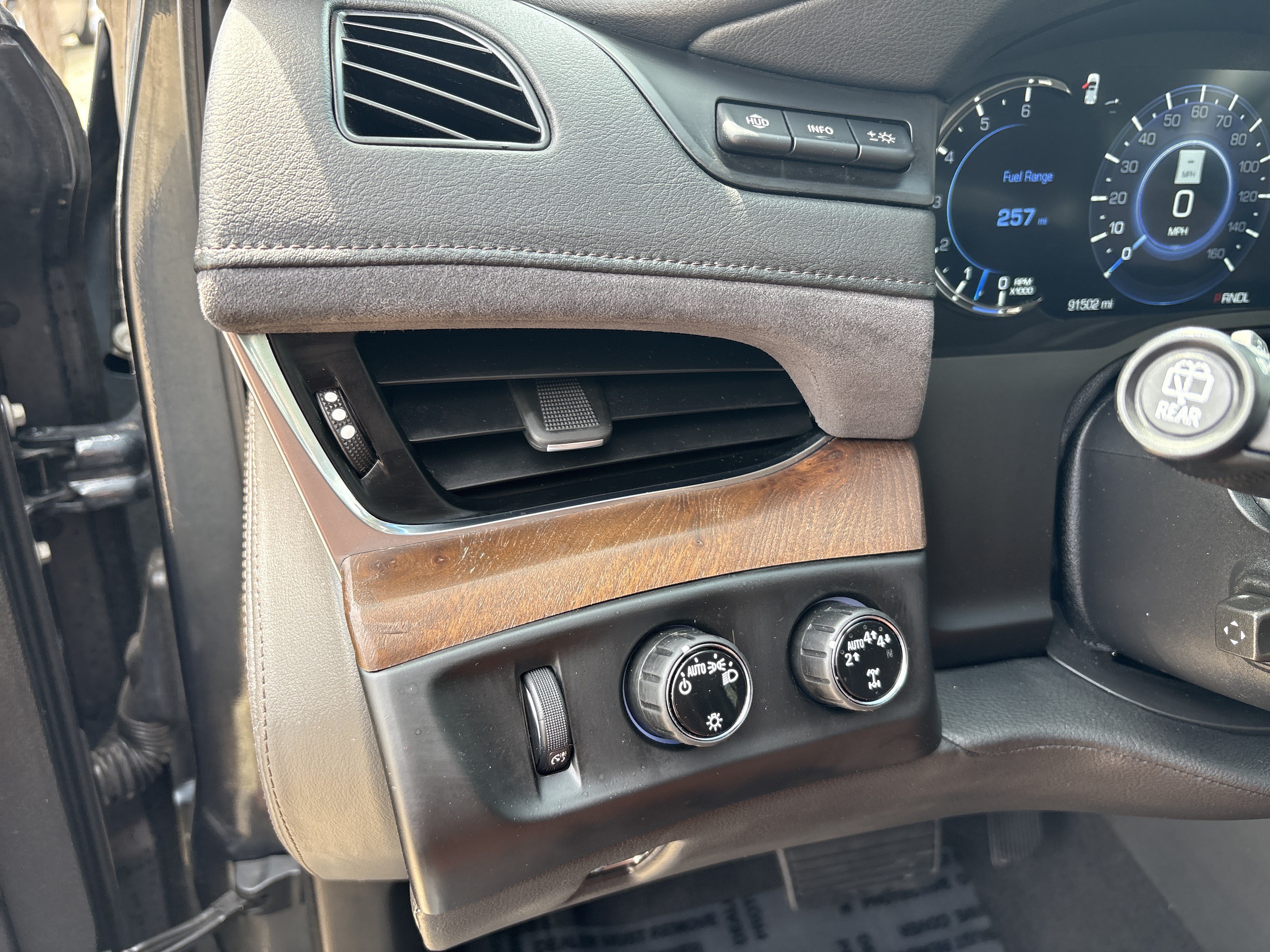 Used 2019 Cadillac Escalade ESV Premium Luxury AWD/4WD image 21