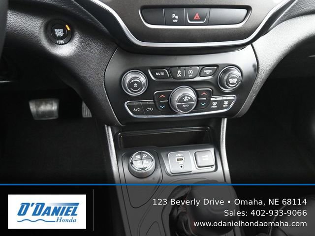 Used 2019 Jeep Cherokee Trailhawk w/ Cold Weather Group AWD/4WD image 31