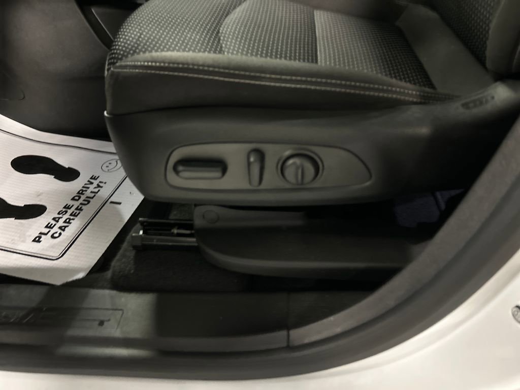 Used 2022 GMC Terrain SLE w/ Driver Convenience Package image 13