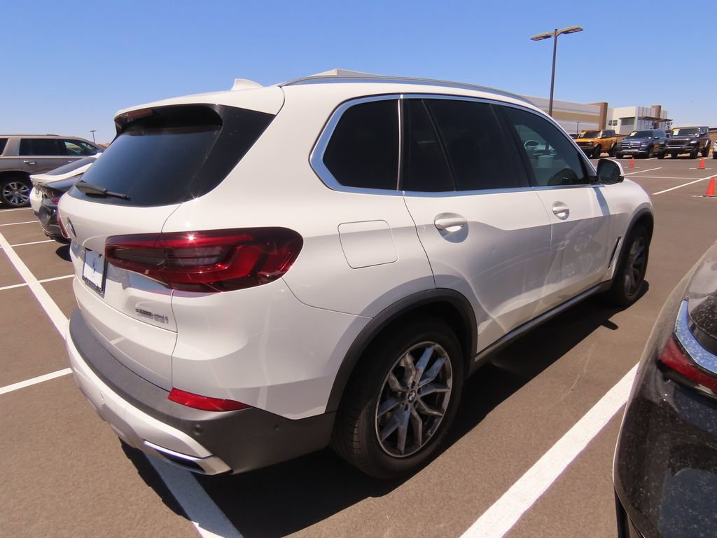 Certified 2022 BMW X5 sDrive40i w/ Premium Package RWD image 3