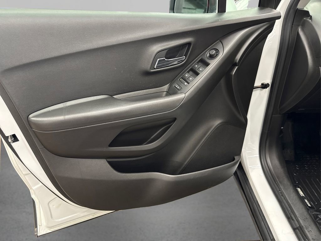 Used 2018 Chevrolet Trax LS AWD/4WD image 24