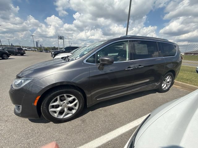 Used 2018 Chrysler Pacifica Touring-L Plus w/ Tire & Wheel Group FWD image 2