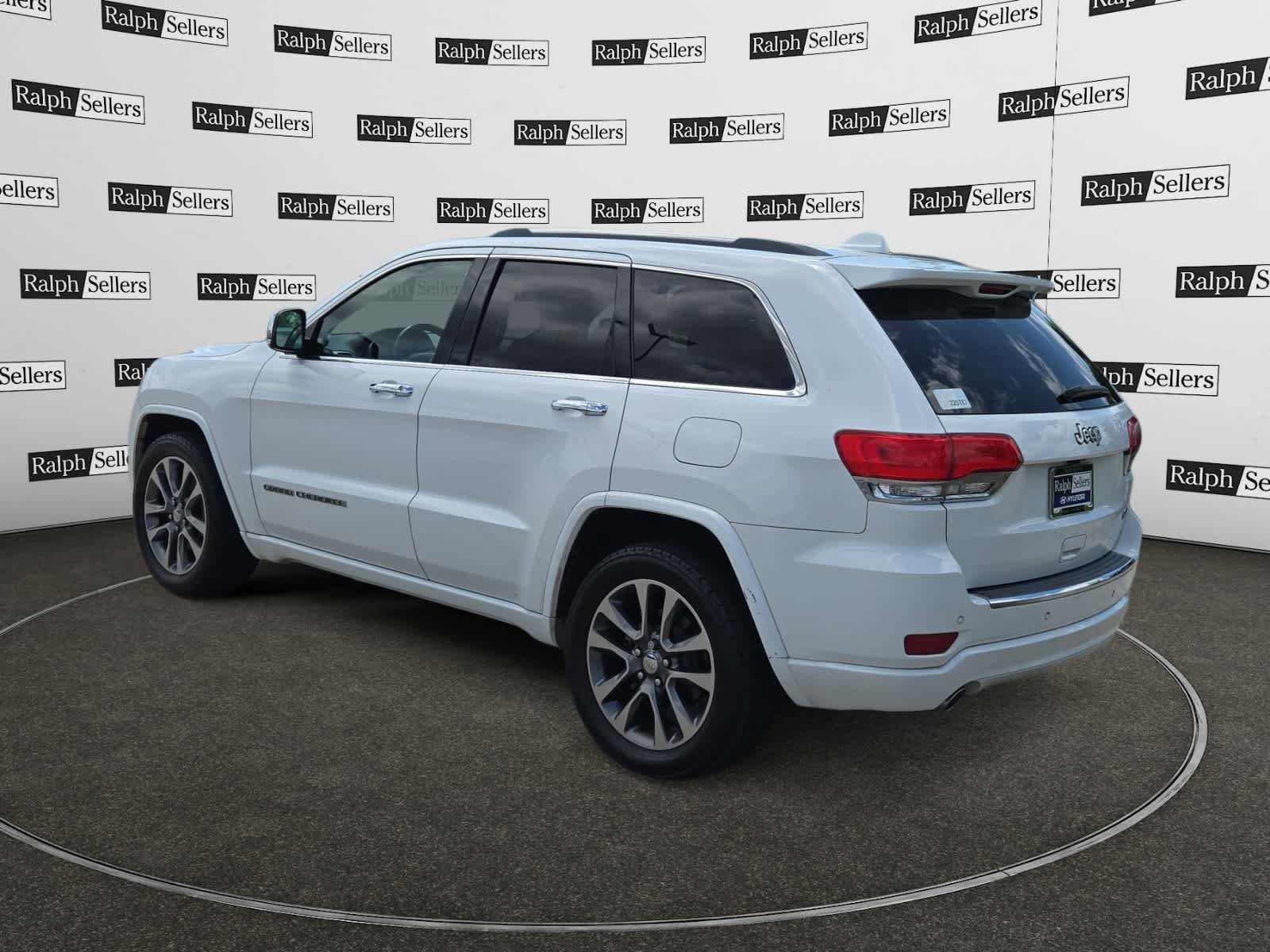 Used 2017 Jeep Grand Cherokee Overland RWD image 4