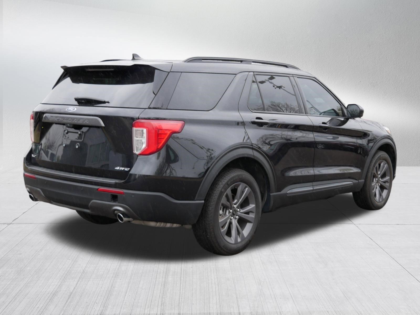 Used 2024 Ford Explorer XLT w/ Equipment Group 202A AWD/4WD image 7