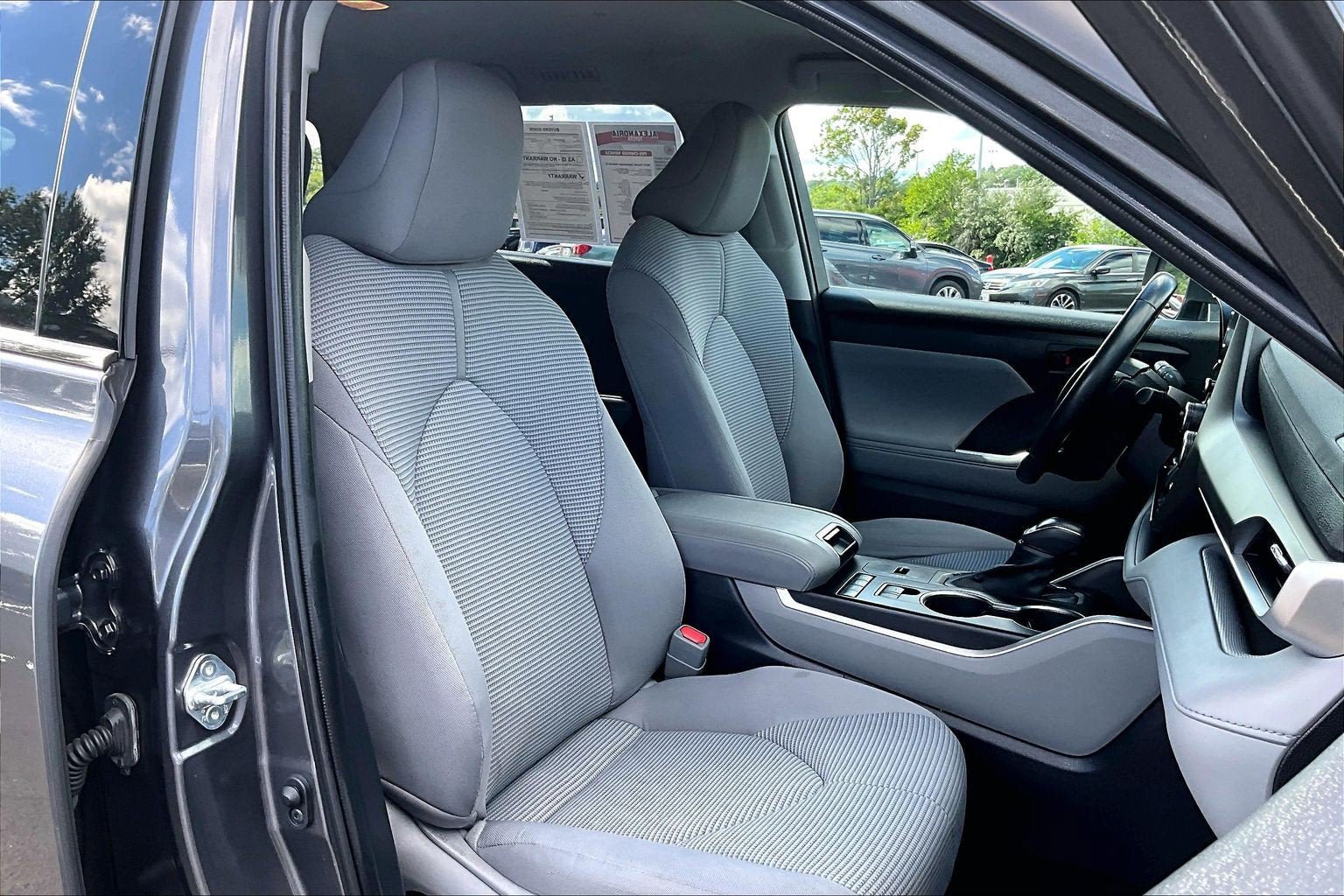 Used 2022 Toyota Highlander LE AWD/4WD image 7