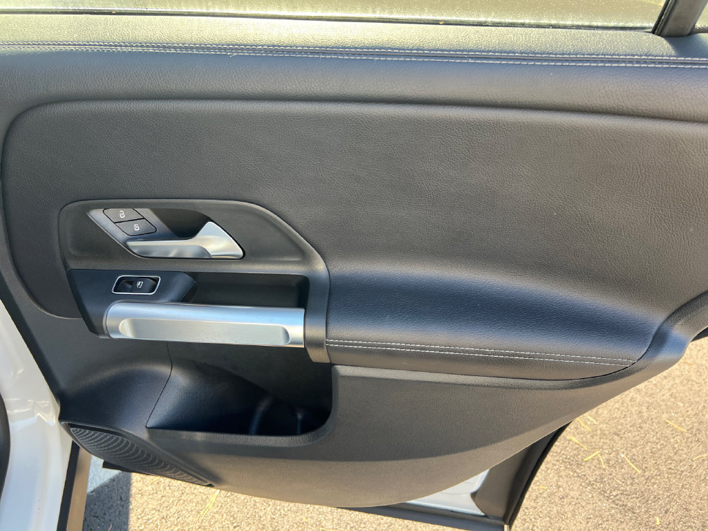 Used 2023 Mercedes-Benz GLB 250 w/ Premium Package image 16