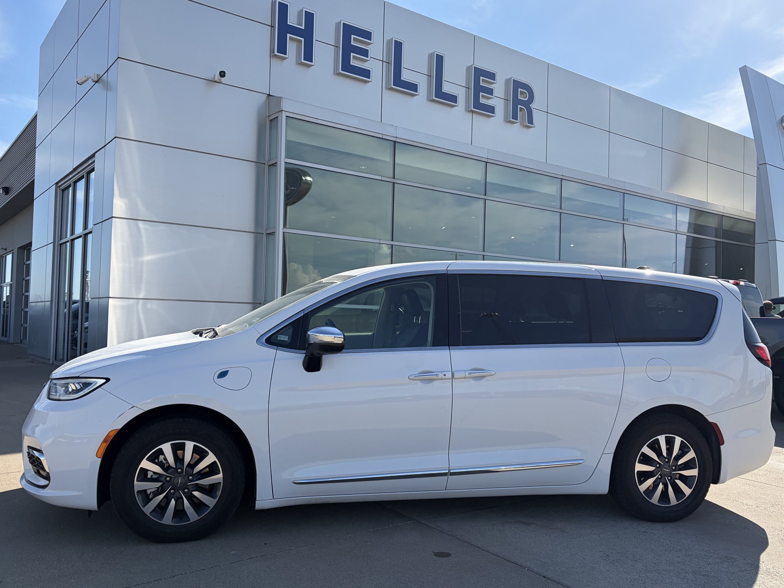 Used 2023 Chrysler Pacifica Limited FWD image 3