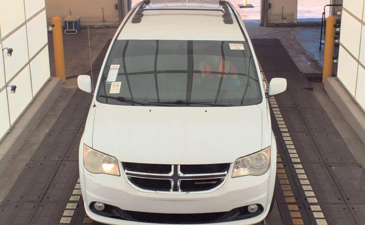 Used 2019 Dodge Grand Caravan SXT image 2