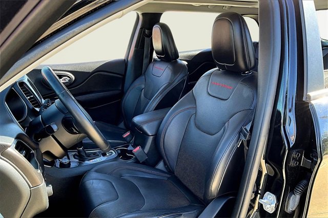 Used 2019 Jeep Cherokee Trailhawk image 27