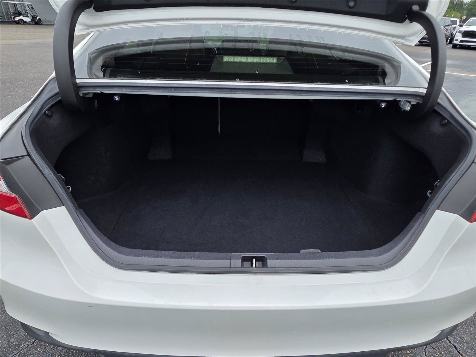Used 2018 Toyota Camry LE FWD image 32