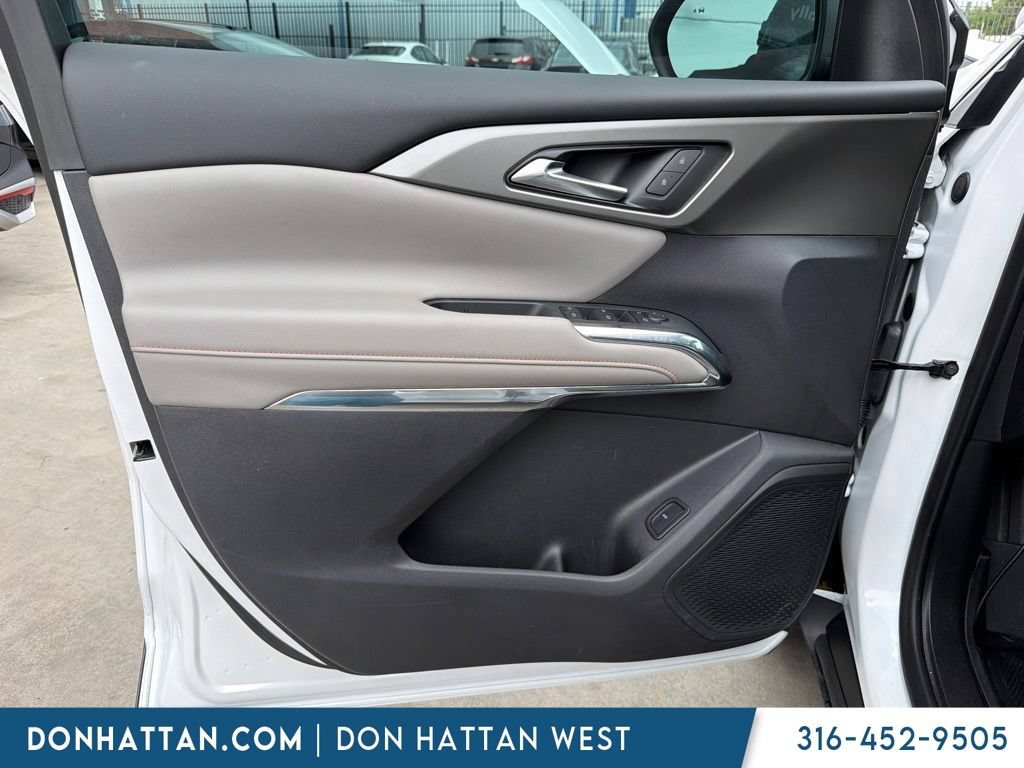 Used 2025 Chevrolet Traverse LT w/ Driver Confidence Package AWD/4WD image 3