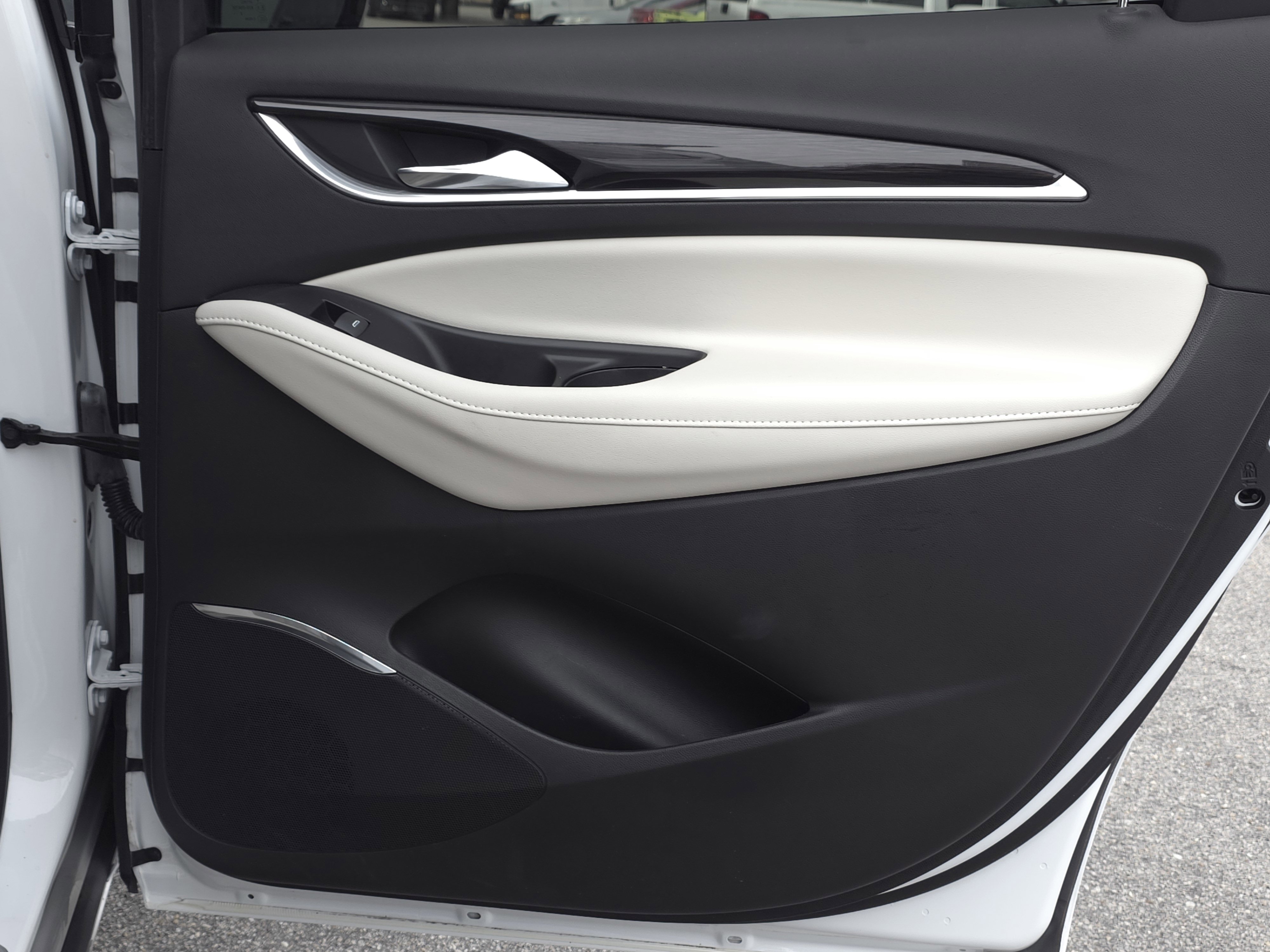 Used 2023 Buick Enclave Essence image 40