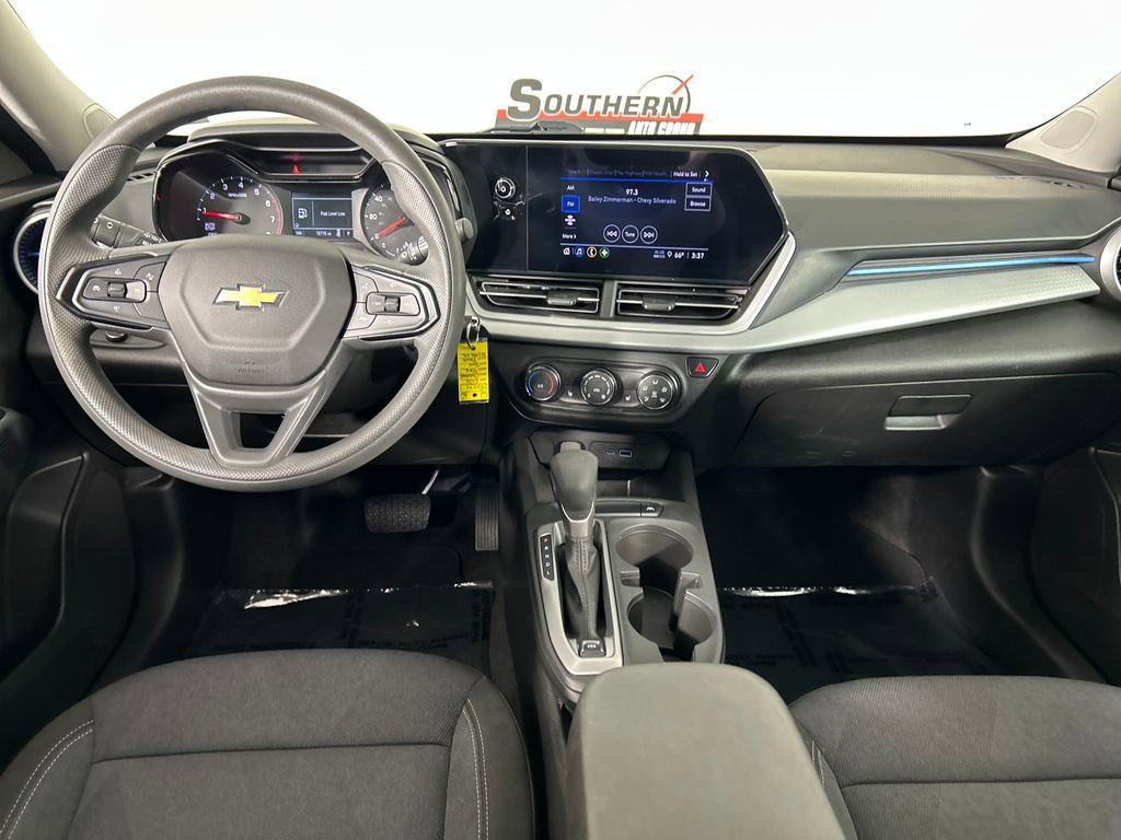 Used 2025 Chevrolet Trax LS w/ LS Convenience Package FWD image 18