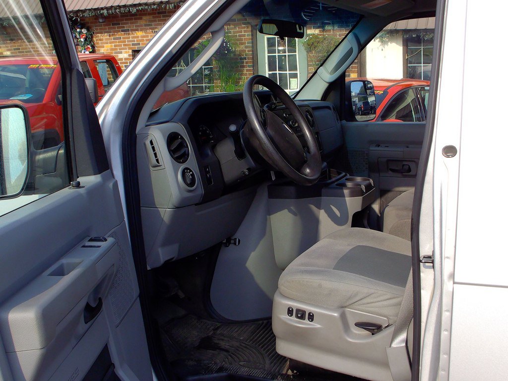 Used 2013 Ford E-150 and Econoline 150 Wagon RWD image 5