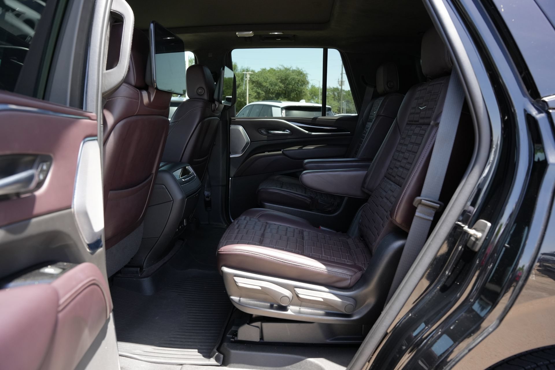 Used 2022 Cadillac Escalade Sport Platinum w/ Heavy-Duty Trailer Package AWD/4WD image 19