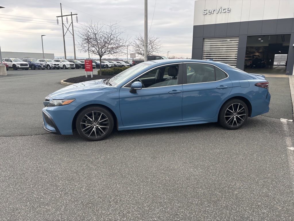 Used 2024 Toyota Camry SE w/ Cold Weather Package FWD image 4