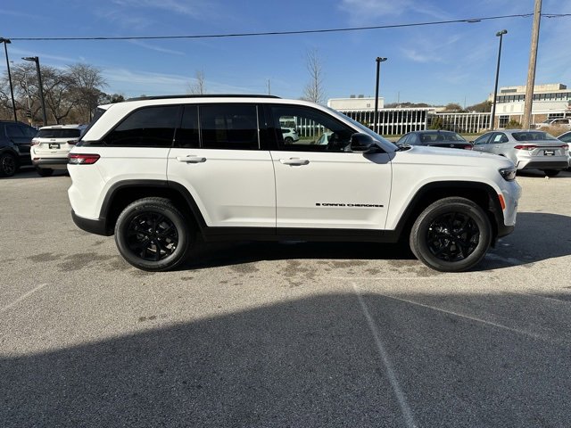 New 2025 Jeep Grand Cherokee Altitude image 5