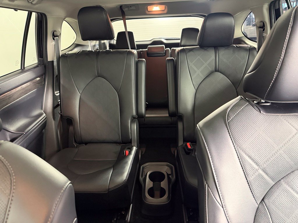 Used 2024 Toyota Highlander Platinum FWD image 17
