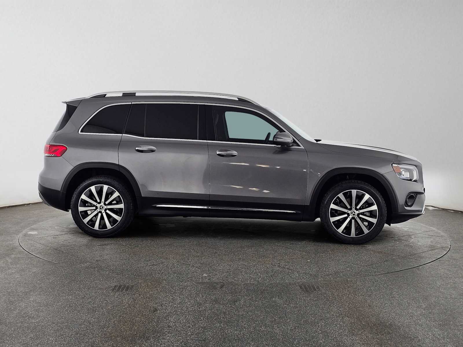 Used 2022 Mercedes-Benz GLB 250 image 2