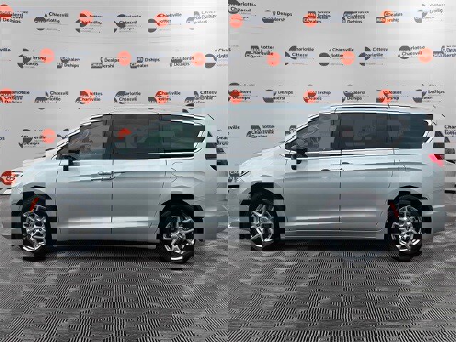 Used 2024 Chrysler Pacifica Touring-L image 2