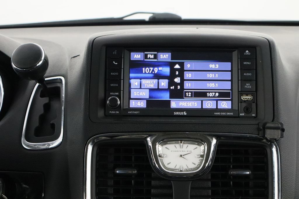 Used 2014 Chrysler Town & Country Touring image 27