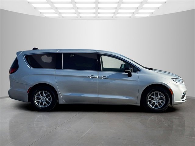Certified 2024 Chrysler Pacifica Touring-L image 8
