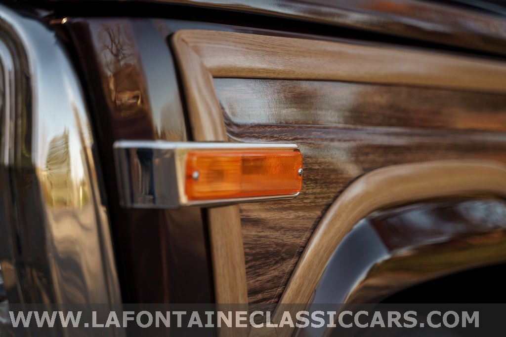 Used 1991 Jeep Grand Wagoneer Base image 21