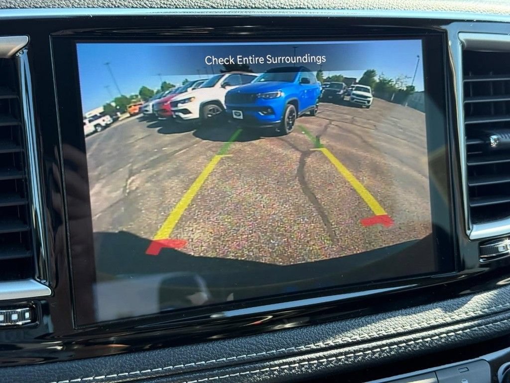 Certified 2024 Chrysler Pacifica Limited FWD image 19