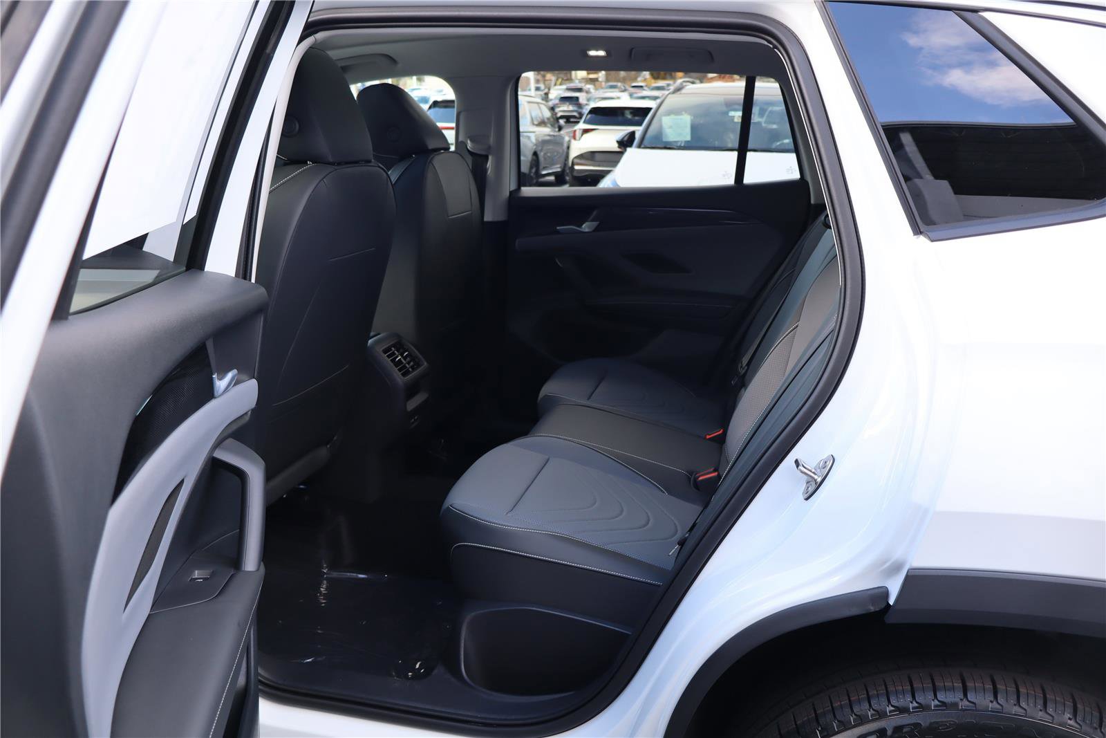 New 2026 Volkswagen Tiguan SE image 25