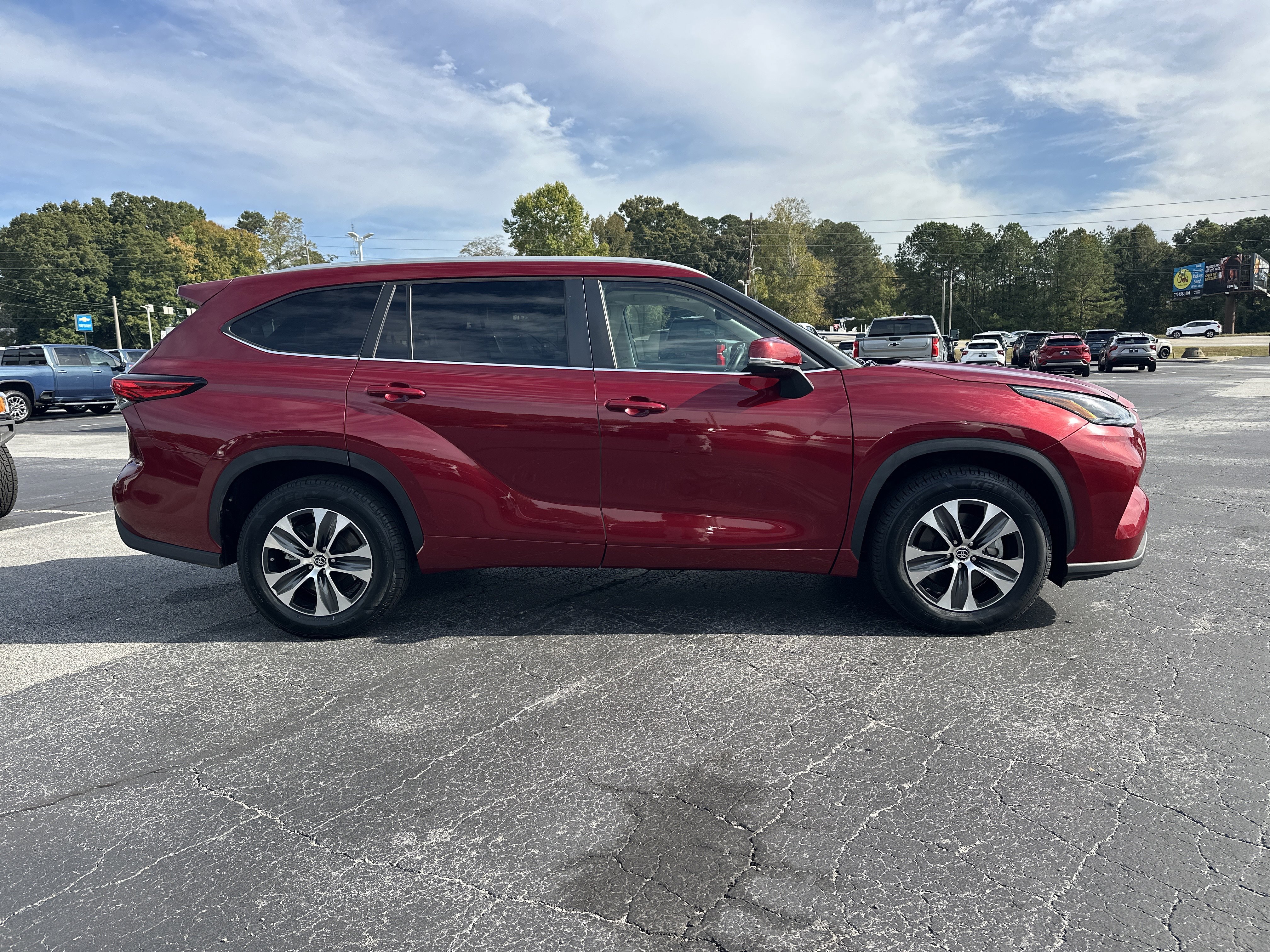 Used 2023 Toyota Highlander XLE image 9