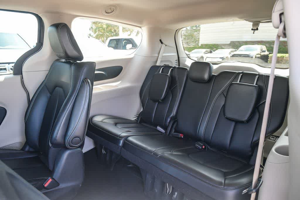 Used 2023 Chrysler Pacifica Touring-L FWD image 19