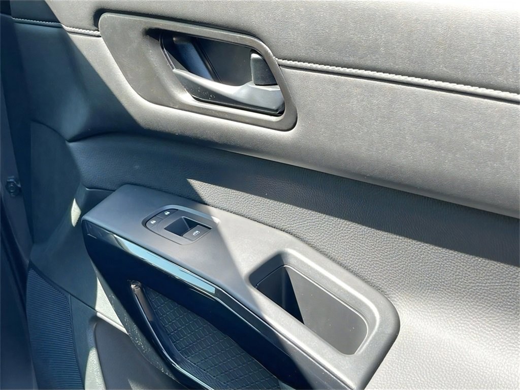 Certified 2025 Nissan Pathfinder S image 37