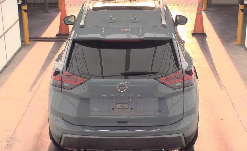 Used 2025 Nissan Rogue SL w/ Tech Package FWD image 3