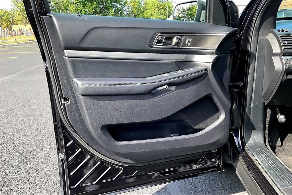 Used 2019 Ford Explorer XLT w/ Equipment Group 202A AWD/4WD image 22
