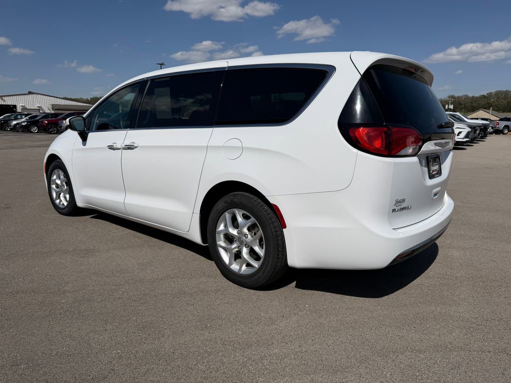 Used 2017 Chrysler Pacifica Touring Plus w/ Tire & Wheel Group FWD image 7