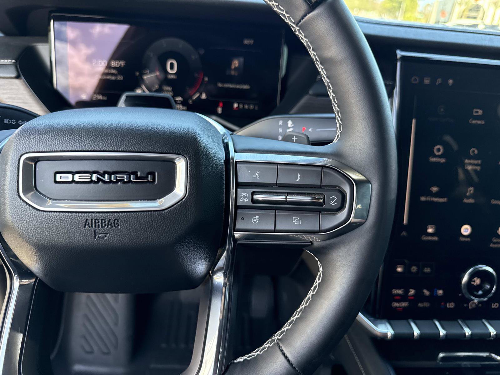 Used 2025 GMC Acadia Denali w/ Super Cruise Package image 30