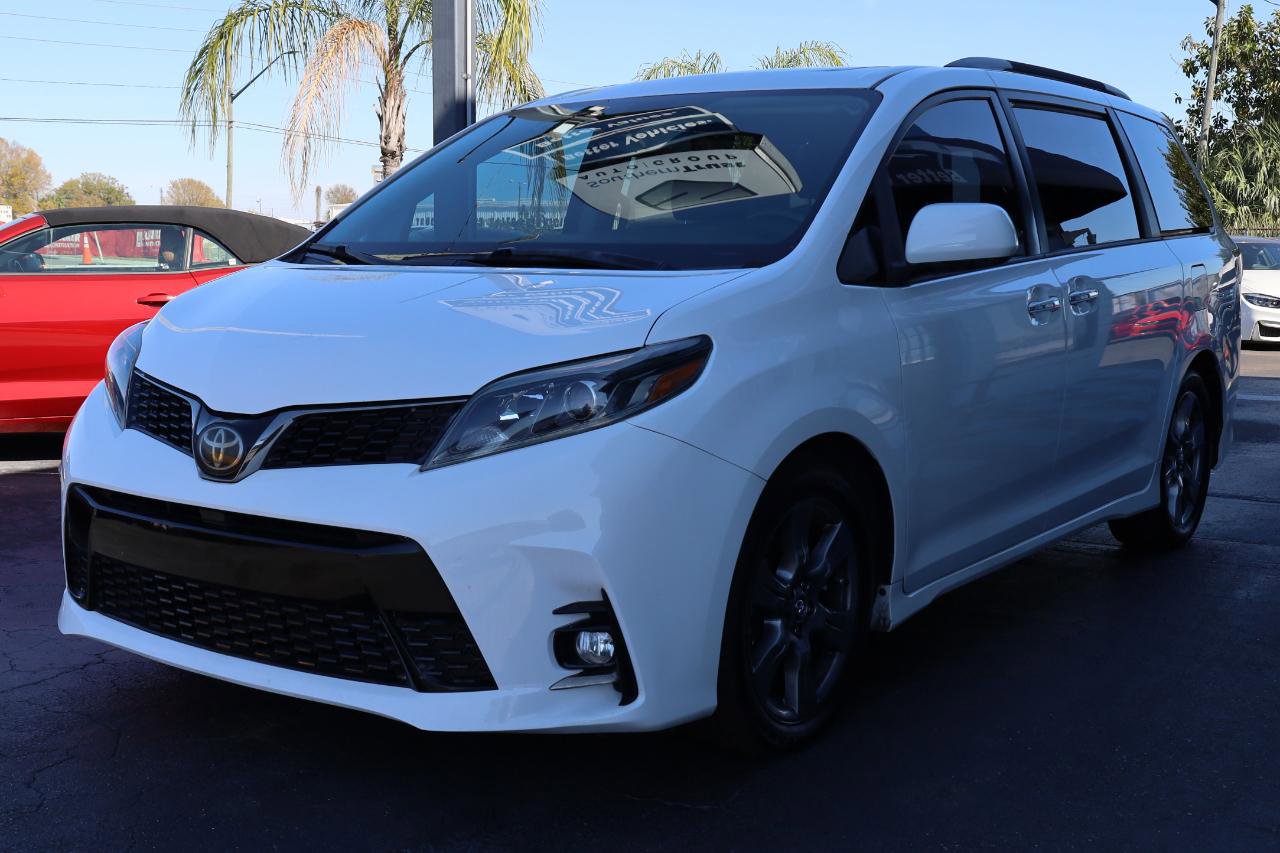 Used 2018 Toyota Sienna SE w/ SE Preferred Package FWD image 2
