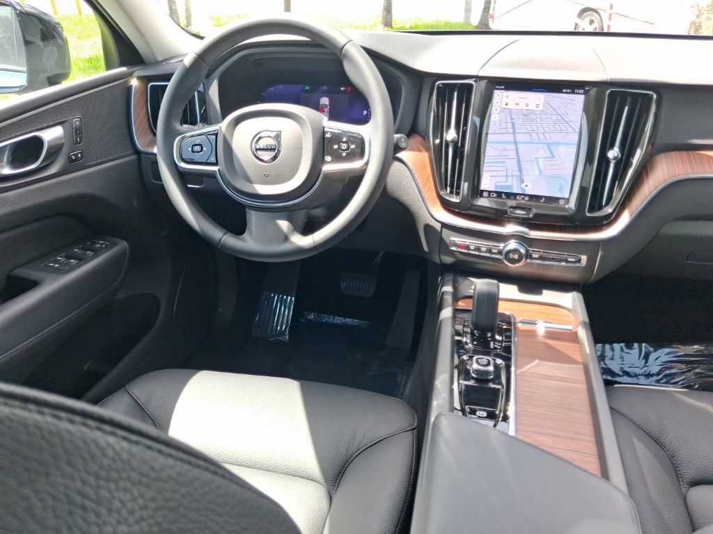 Used 2024 Volvo XC60 B5 Plus w/ Protection Package Premier AWD/4WD image 10