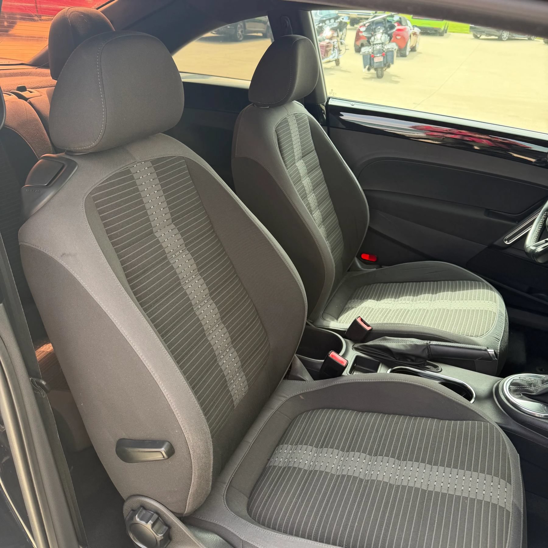 Used 2012 Volkswagen Beetle Launch Edition FWD image 10