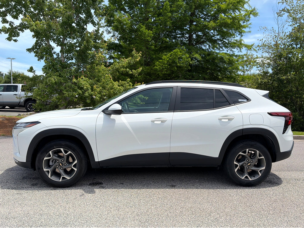 Used 2025 Chevrolet Trax LT FWD image 17