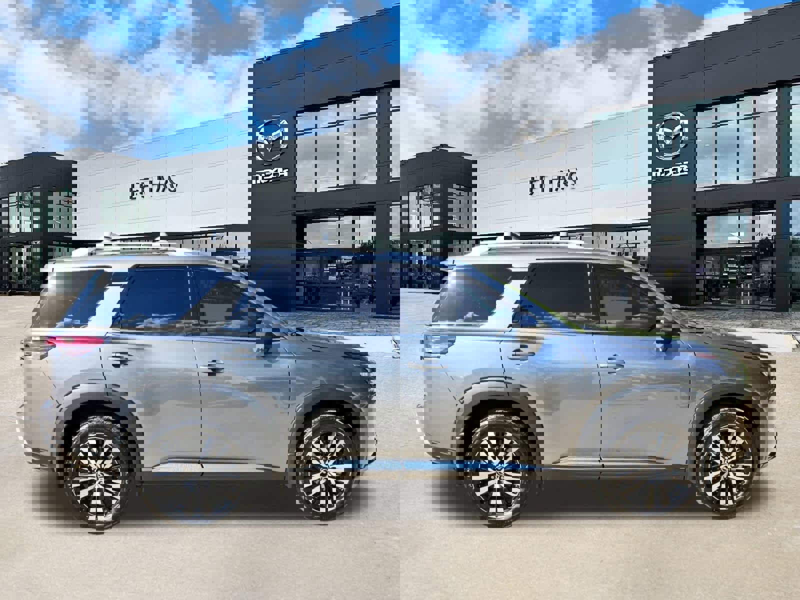Used 2025 Nissan Pathfinder Platinum w/ Cargo Package image 6