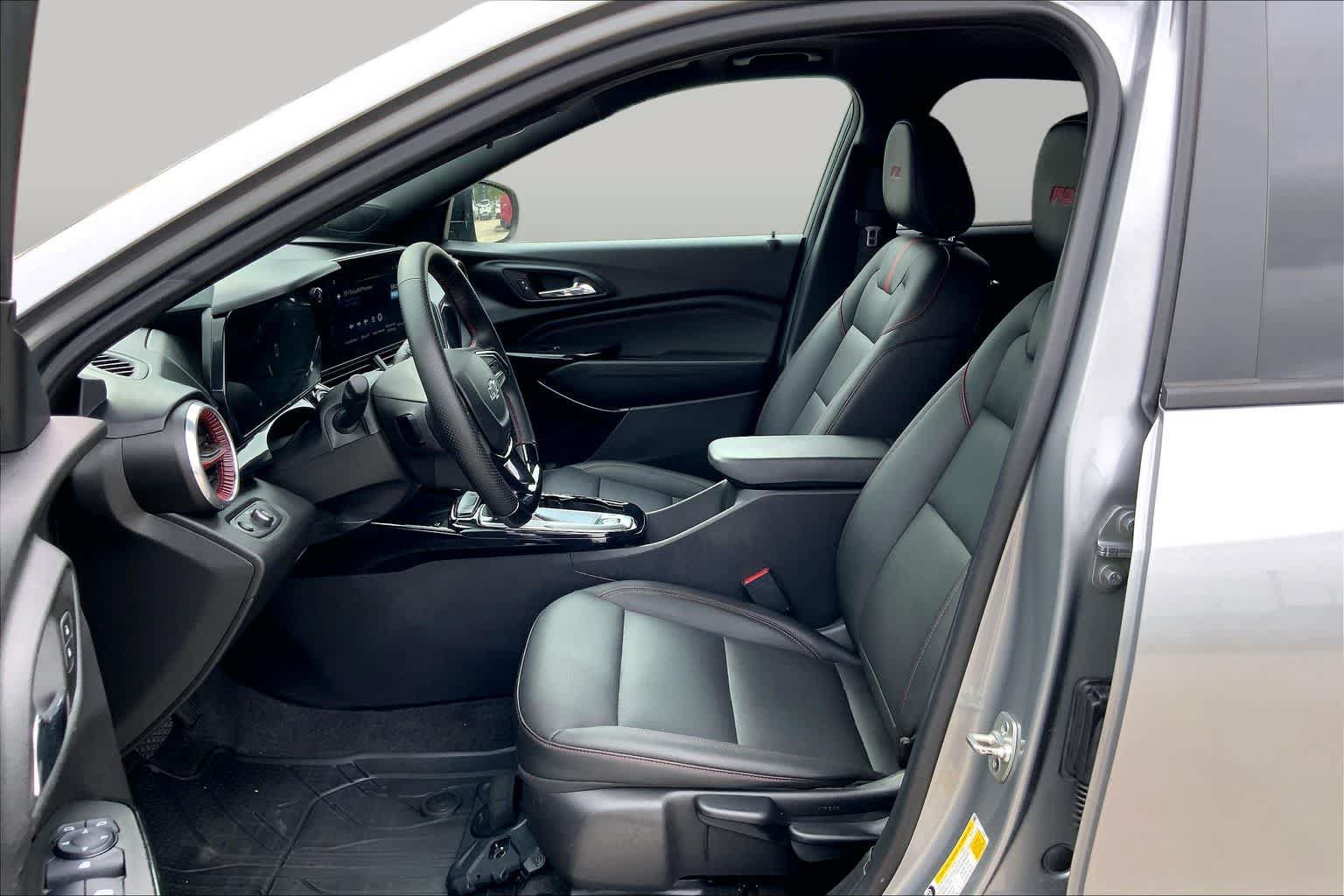 Certified 2025 Chevrolet Trax RS w/ Sunroof Package FWD image 8