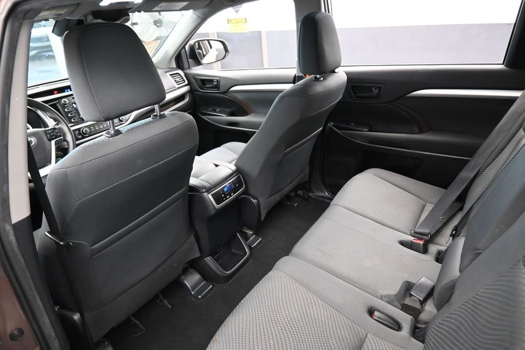 Used 2019 Toyota Highlander LE FWD image 30