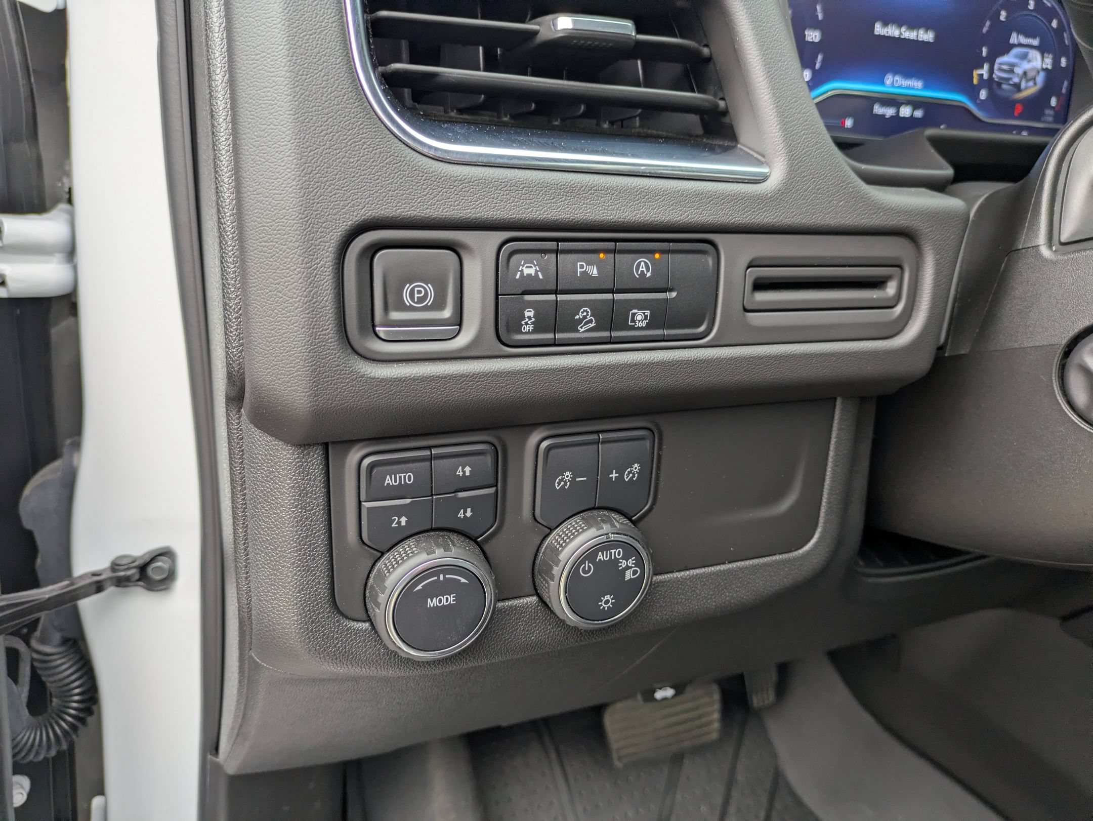 Used 2023 Chevrolet Tahoe Z71 w/ Luxury Package AWD/4WD image 18