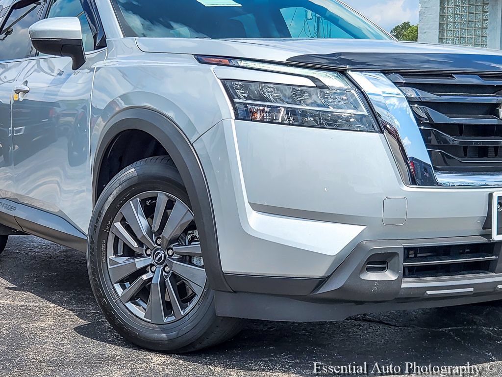 Used 2022 Nissan Pathfinder SV AWD/4WD image 3