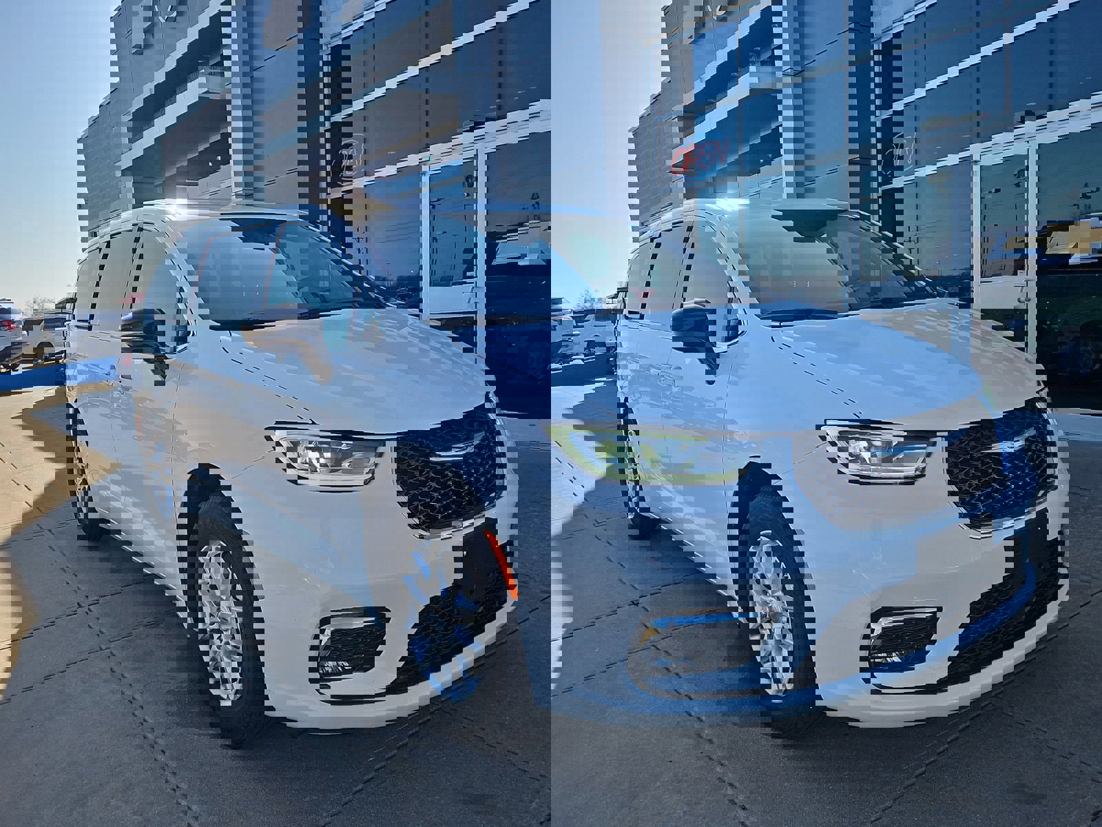 Used 2025 Chrysler Pacifica Select image 1