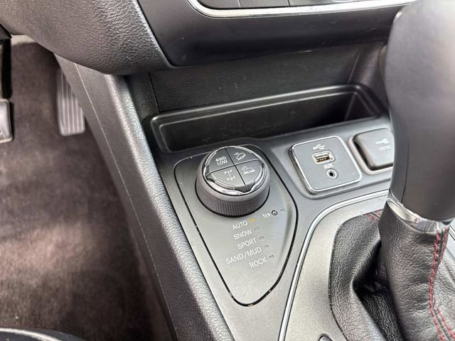 Used 2019 Jeep Cherokee Trailhawk w/ Cold Weather Group image 26