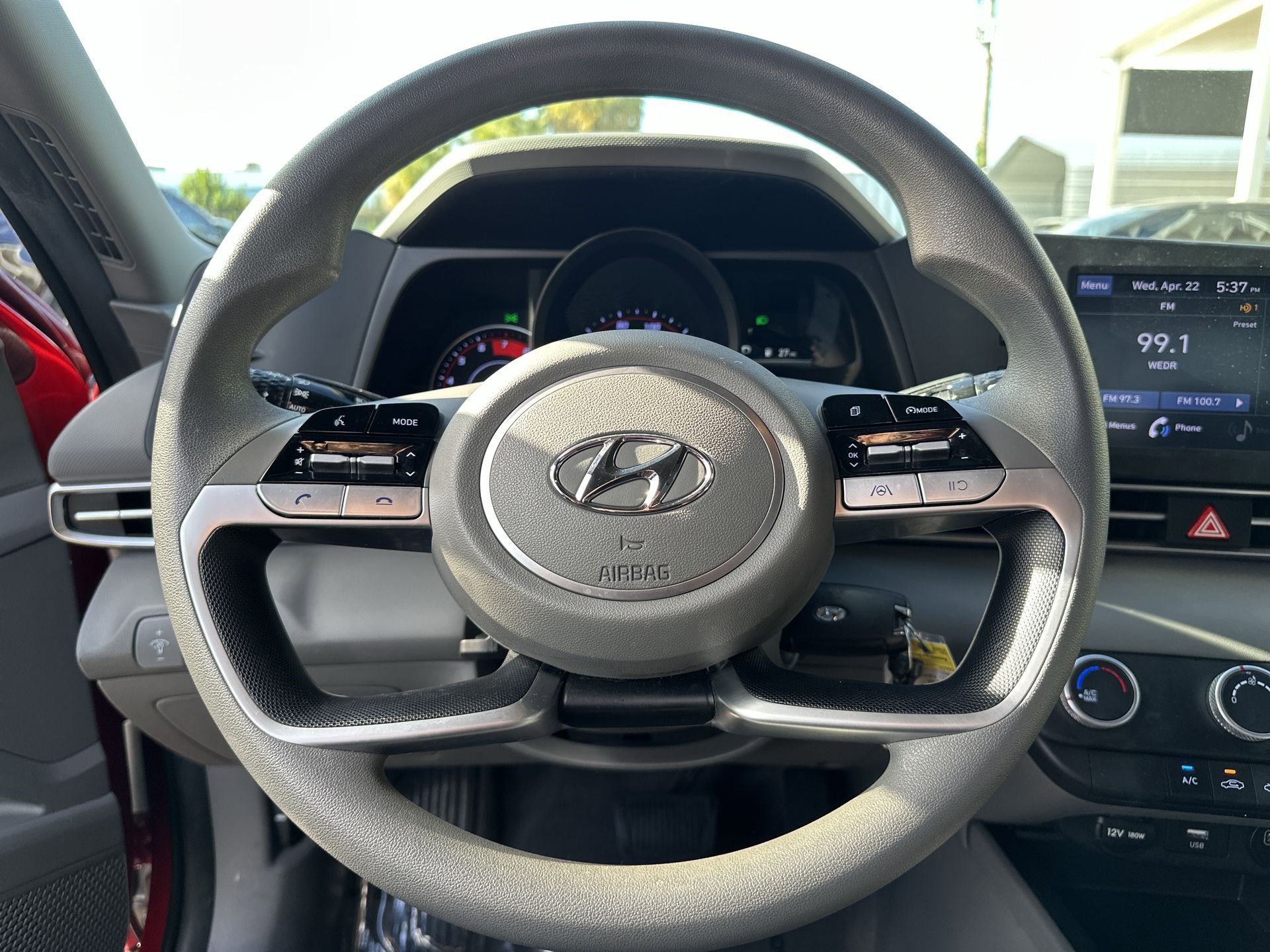 Used 2022 Hyundai Elantra SE FWD image 11
