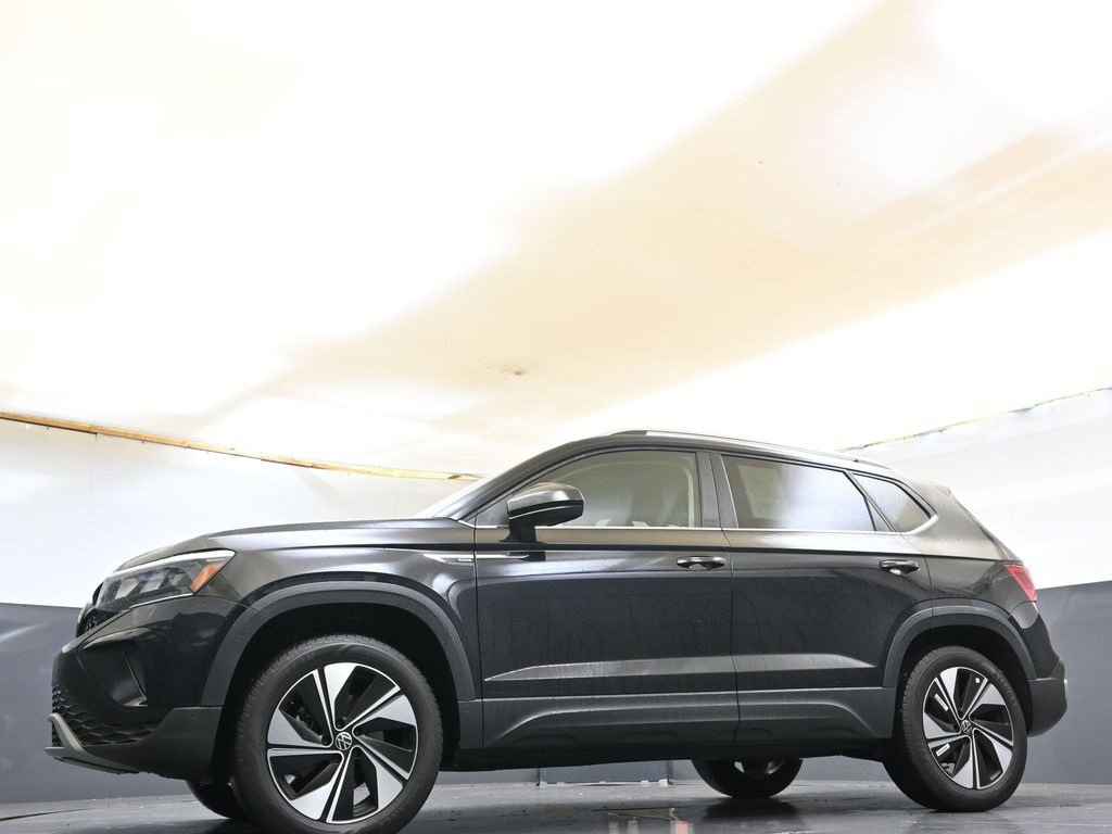 Certified 2024 Volkswagen Taos SE image 39