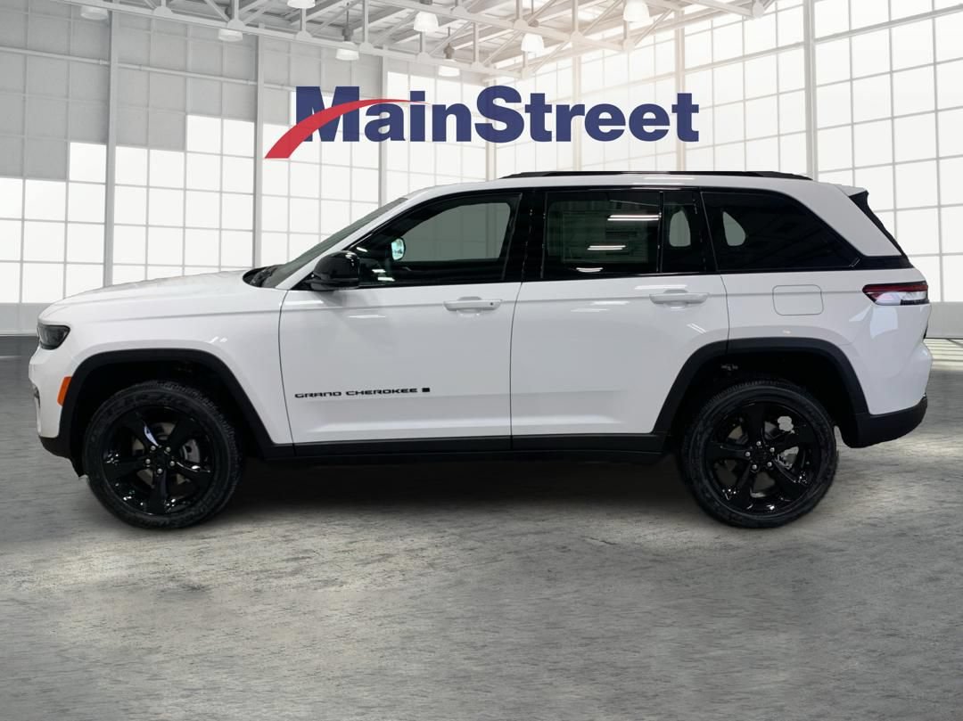 Used 2025 Jeep Grand Cherokee Altitude AWD/4WD image 2